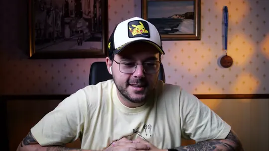 Surowe nagranie rozmowy z podcastu: rozmówca w poziomym kadrze z kamery